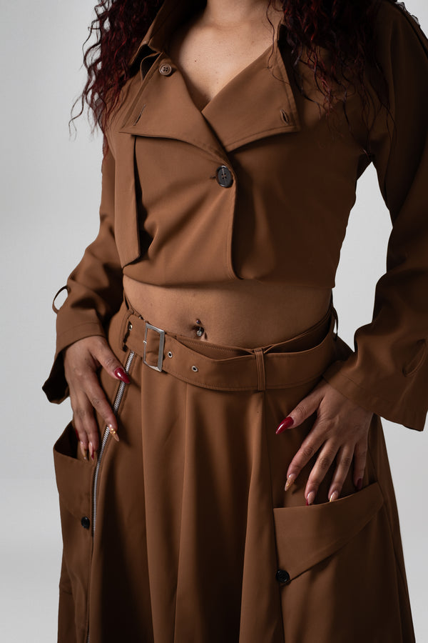 Chaqueta corta camel y falda larga cargo con bolsillos