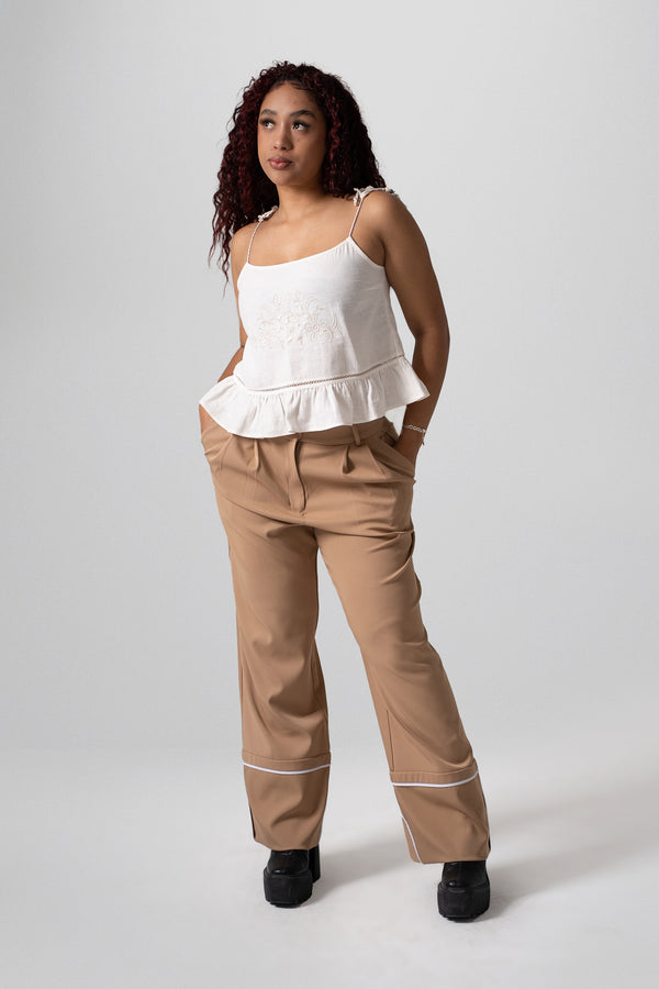 Pantalon ancho con detalle de lineas contrastantes