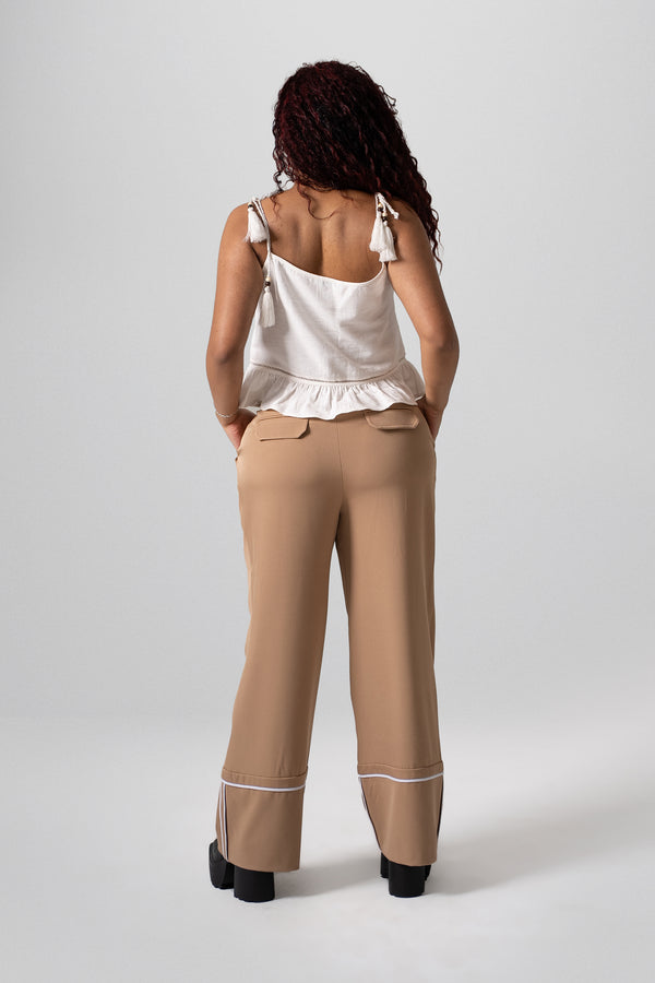 Pantalon ancho con detalle de lineas contrastantes