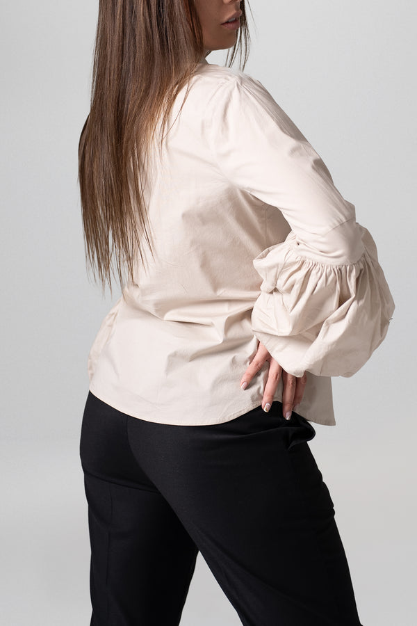 Blusa manga larga con hombreras y puños amplios