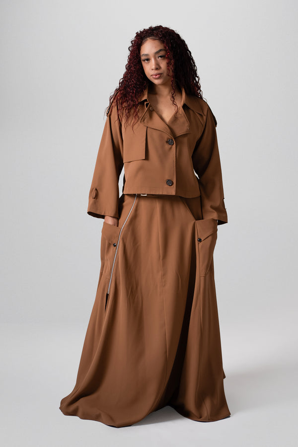 Chaqueta corta camel y falda larga cargo con bolsillos