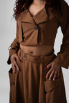 Chaqueta corta camel y falda larga cargo con bolsillos