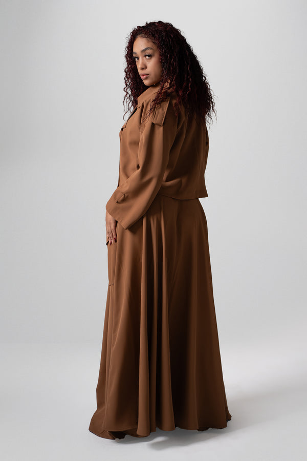 Chaqueta corta camel y falda larga cargo con bolsillos