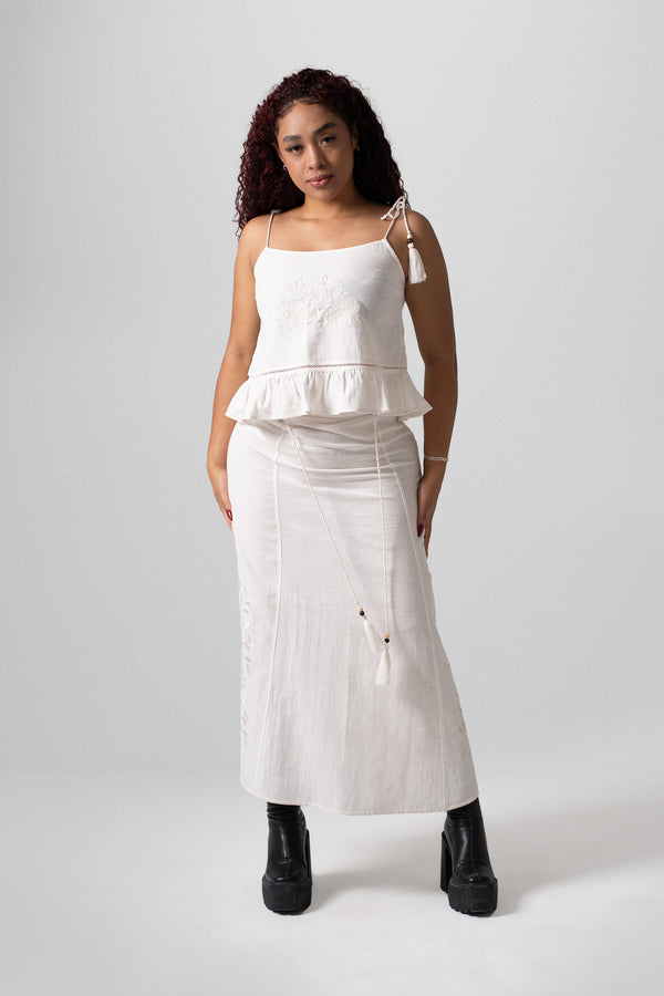 Set boho bordado – top con volantes y falda midi con cordones