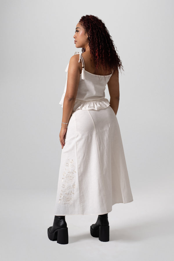 Set boho bordado – top con volantes y falda midi con cordones