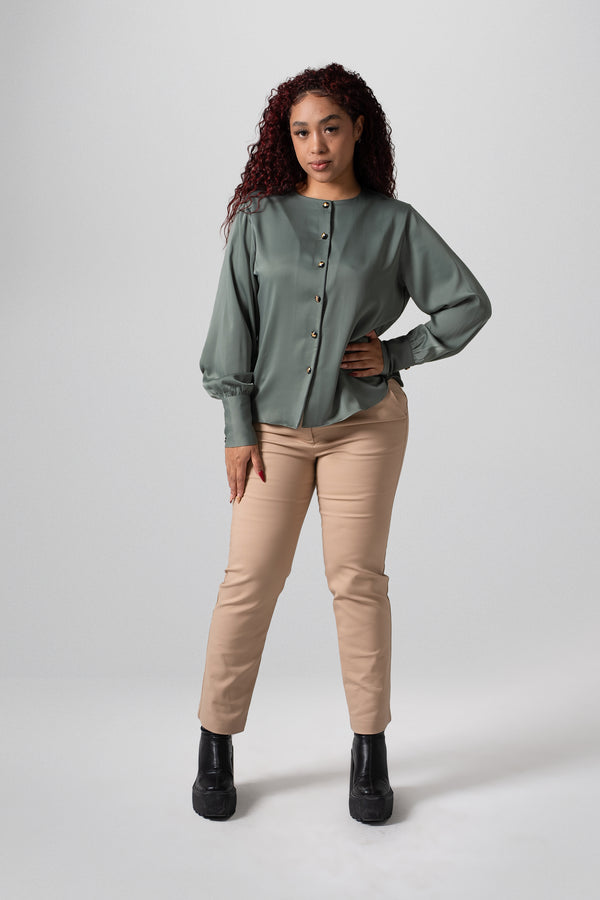 Blusa satinada manga larga con cuello redondo