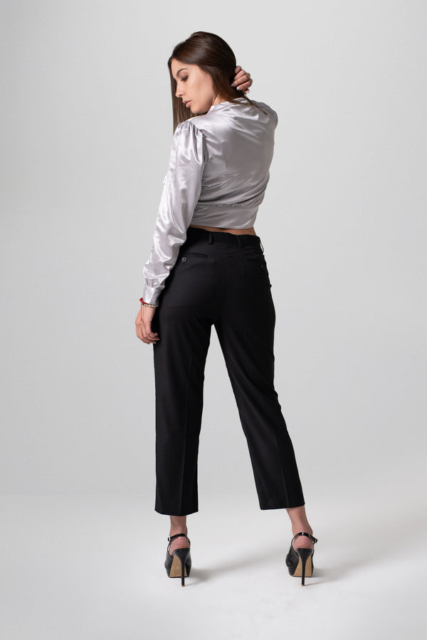 Blusa Crop Cuello Mao Manga Larga – Cintura Plisada