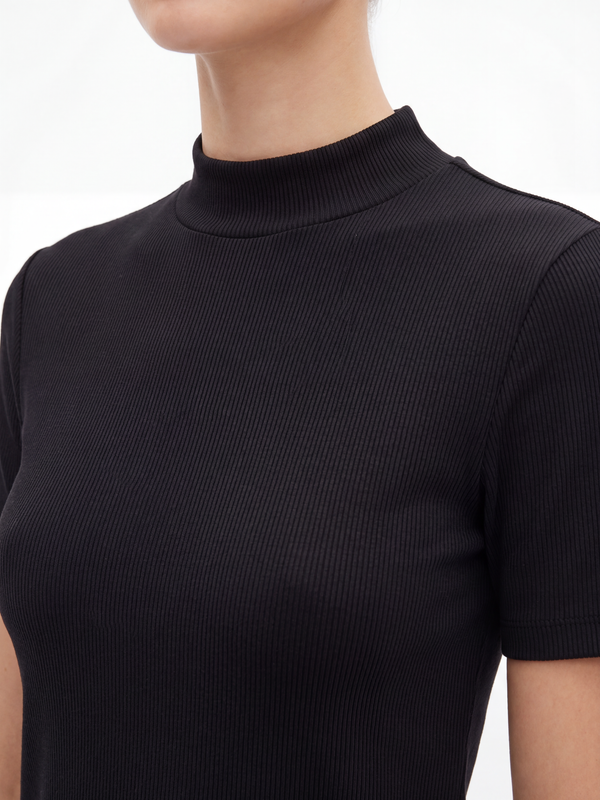 Blusa cuello alto manga corta acanalada
